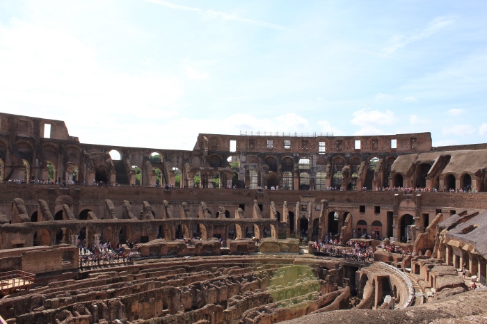Rome-pantheon-colosseum-forum-street-style