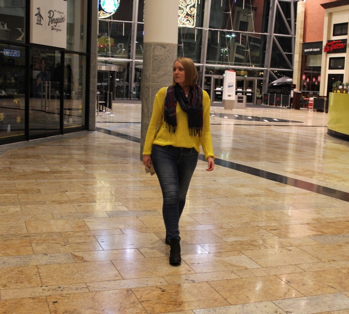 Yellow-sweater-winter-layers-outfit-Glasgow