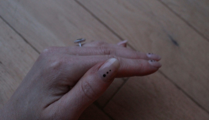 simple-nude-dotted-nail-art
